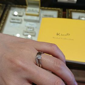 【ケイウノ ブライダル(K.UNO BRIDAL)の口コミ】 細身で繊細なデザインが良く、指輪自体が描く曲線もよかったです。
足を変…