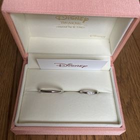 【ケイウノ ブライダル(K.UNO BRIDAL)の口コミ】 ディズニーのモチーフをさりげなく
裏側に入れて頂いたので、
指輪を外す…