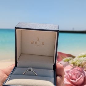 【GALA JEWELRY(ガラジュエリー)の口コミ】 メレダイヤが6つ付いたシンプルかつ可愛らしいデザインの婚約指輪です。ダ…