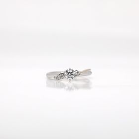 【atelier CraM(アトリエ クラム)の口コミ】 
左右非対称のデザインに惹かれてこの指輪にしました。他店にはないデザイ…