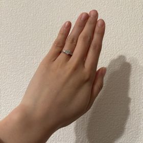 【BRILLIANCE+(ブリリアンスプラス)の口コミ】 こちらの指輪は、中央のダイヤのみではなく、サイドに小さいダイヤも設置…