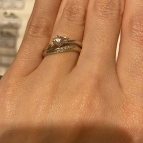 【銀座ダイヤモンドシライシの口コミ】 もともと結婚指輪をウェーブデザインで探しており、それに合わせる形で婚…