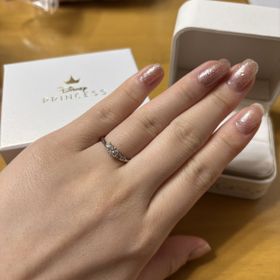 【Disney Princess Collections(ディズニープリンセスコレクション)の口コミ】 メインのダイヤモンドだけでなく、右側にも小さな宝石がついてるところと…