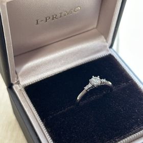 【アイプリモ(I-PRIMO)の口コミ】 左右のオリオン座の可愛いモチーフとメレダイヤがメインのダイヤをより際…