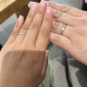 【出雲結(いずもゆい)の口コミ】 細かいダイヤが入っているのと
ゴールドのラインが入って
湾曲になってい…