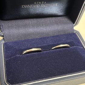 【銀座ダイヤモンドシライシの口コミ】 とにかくシンプルなデザインがよくてこちらの指輪に辿り着きました。
丸み…