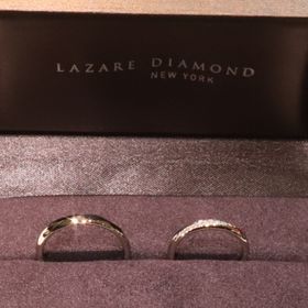 【ラザール ダイヤモンド(LAZARE DIAMOND)の口コミ】 ストレートリングに、女性用にはダイヤが斜めに配置された指輪になります…