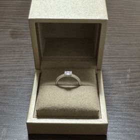 【和光ブライダルブティックギンザの口コミ】 センターにアショカダイヤモンドをセットし、周囲には32個のメレダイヤが…