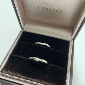 【アイプリモ(I-PRIMO)の口コミ】 シンプルだけど、斜めになってるラインが綺麗に見えます。ストーンが３つ…