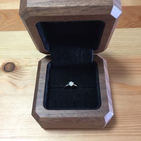 【TANZO.(鍛造指輪)の口コミ】 自分でデザインを決められて、親身に相談に乗ってくれました。
定番の婚約…