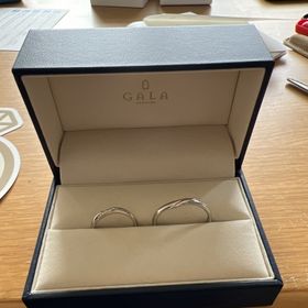 【GALA JEWELRY(ガラジュエリー)の口コミ】 指輪のデザインは奥様の推薦でウェーブがかかった感じにしました。
そのウ…