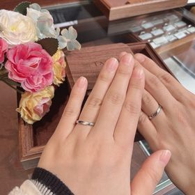 【TANZO.(鍛造指輪)の口コミ】 V状に真ん中はえぐり+粗めマットをラインとして彫って頂きました。光に照…