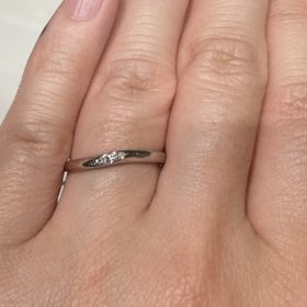 【銀座ダイヤモンドシライシの口コミ】 指輪のデザインはあまり派手ではなく、シンプルだけどダイヤがキラッと光…