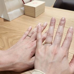 【出雲結(いずもゆい)の口コミ】 シンプルなデザインながらも、柔らかく曲線を描く形が指輪の名前にあると…