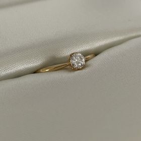 【ヴァンドーム青山(VENDOME AOYAMA)の口コミ】 ゴールドリングにダイヤ一粒は王道ですが、やっぱりシンプルでかわいいと…