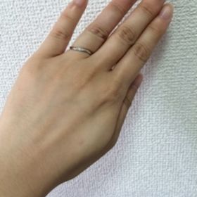 【アンジェリックフォセッテ(Angelique Fossette)の口コミ】 リングが斜めにカーブしており、指がとてもきれいに見えるデザインだなと…