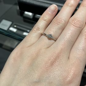 【エクセルコダイヤモンド(EXELCO DIAMOND)の口コミ】 この指輪は、上品なデザインと繊細な輝きが魅力です。シンプルながらも存…