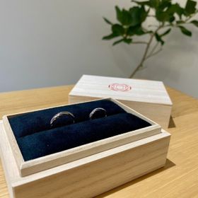 【出雲結(いずもゆい)の口コミ】 しめ縄のデザインが施されている「祈結」という指輪です。この指輪のコン…