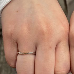 【TOMOE(トモエ)の口コミ】 ピンクゴールドとプラチナの2色タイプの指輪で変わったデザインでした。
…