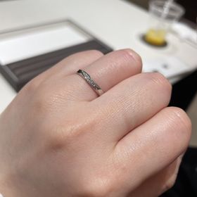 【アイプリモ(I-PRIMO)の口コミ】 指輪のデザインは波うっているような感じで個性的です。
色はプラチナで、…