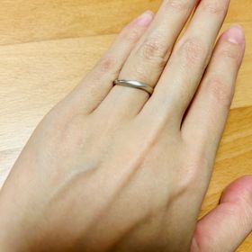 【銀座ダイヤモンドシライシの口コミ】 デザイン性が決め手でした。夫の指輪も波打つような形のウェーブが入って…