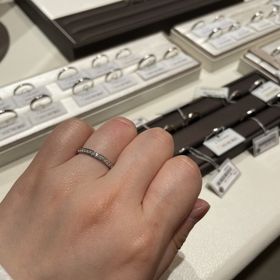 【アイプリモ(I-PRIMO)の口コミ】 片面にダイヤがたくさん付いているデザインです。
キラキラがとても可愛く…