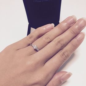 【エクセルコダイヤモンド(EXELCO DIAMOND)の口コミ】 とにかくデザインが可愛いです。
台座の下のところがゴールドになっており…