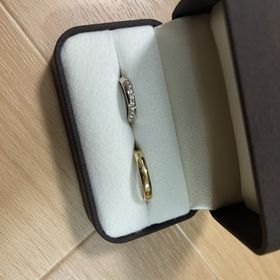 【アンジェリックフォセッテ(Angelique Fossette)の口コミ】 ダイヤが斜めに入っているため指が綺麗に見えるのと、太めのため着けた時…