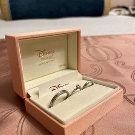 【ケイウノ ブライダル(K.UNO BRIDAL)の口コミ】 結婚指輪はすこし指輪自体は太めで存在感があり、氷をイメージしたデザイ…