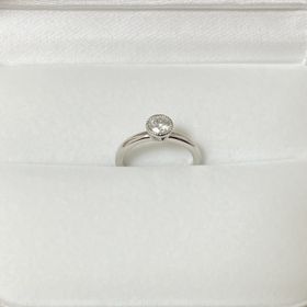 【OK9(オーケーナイン)の口コミ】 デザインは1粒ダイヤのソリティアですが、ダイヤの周りにミルグレインを入…