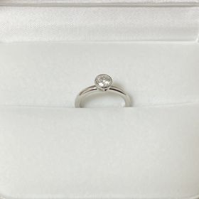 【OK9(オーケーナイン)】の口コミ デザインは1粒ダイヤのソリティアですが、ダイヤの周りにミルグレインを入...