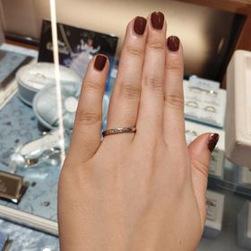 【Only You(オンリーユー)】の口コミ ダイヤが多く使われており、ねじれデザインであるが、飛び出ていないため、...