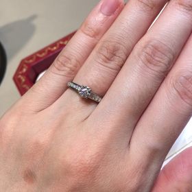【カルティエ(Cartier)の口コミ】 メレダイヤまで美しい指輪でした。センターのダイヤモンドも0.3ct.位のも…