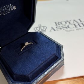 【ROYAL ASSCHER(ロイヤル・アッシャー)の口コミ】 一粒ダイヤではなく周りにもついているので手元のキラキラ感がとても素敵…