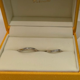 【ケイウノ ブライダル(K.UNO BRIDAL)の口コミ】 プラチナに少しだけゴールドが入っているので、とてもおしゃれで、尚且つ…