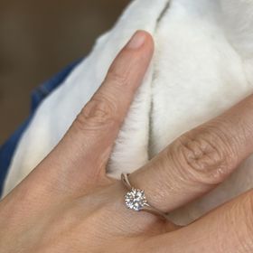 【ケイウノ ブライダル(K.UNO BRIDAL)の口コミ】 リメイクオーダーでしたが、指が華奢に見えて流線型の既成デザインにダイ…