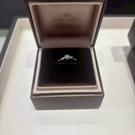 【アイプリモ(I-PRIMO)の口コミ】 大粒なダイヤの周りに小粒のダイヤが舞っているようなデザインに惹かれて…