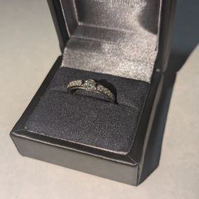 【ラザール ダイヤモンド(LAZARE DIAMOND)の口コミ】 一生に一度のプレゼントなので、棚の奥に眠らないように、休日にも重ねず…