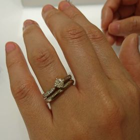 【4℃ BRIDAL(ヨンドシーブライダル)の口コミ】 指輪のカーブの描き方が指に沿っていて、綺麗でした。プラチナの重みはあ…