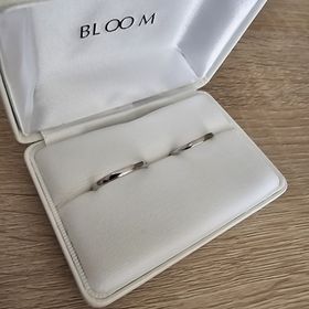 【BLOOM(ブルーム)】の口コミ プラチナ素材で、シンプルなデザインですがずっしりと重みがあってとても気...