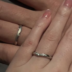 【銀座ダイヤモンドシライシの口コミ】 手が小さく指が細かったので、華奢なV字デザインがしっくりきて気に入りま…