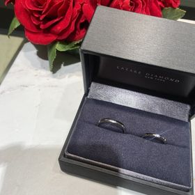 【ラザール ダイヤモンド(LAZARE DIAMOND)の口コミ】 どの角度から見ても、ダイヤの煌めきが美しく、シンプルですが華やかさが…