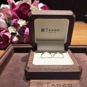 【TANZO.(鍛造指輪)の口コミ】 プラチナで、S字形状
表面は一部アンティークなマット加工を入れている
側…