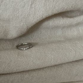 【アイプリモ(I-PRIMO)の口コミ】 光に当たるとキラリと輝きます。
最初、キラキラに抵抗がありダイヤの無い…