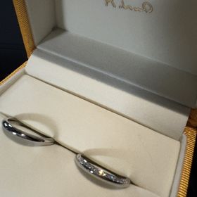 【ケイウノ ブライダル(K.UNO BRIDAL)の口コミ】 上面半周にダイヤが施されており、ダイヤがキラキラしていてシンプルです…