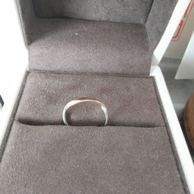 【Princess Bijou(プリンセス・ビジュー)の口コミ】 シンプルな指輪でありながら、ゴールドも入っており、ウェーブな形も指に…