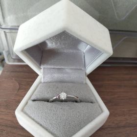 【festaria BRIDAL(フェスタリア ブライダル)の口コミ】 小さめでシンプルなものが良いという希望を事前に聞いていたので、宝石が…