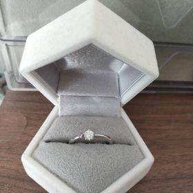 【festaria BRIDAL(フェスタリア ブライダル)】の口コミ 小さめでシンプルなものが良いという希望を事前に聞いていたので、宝石が小...