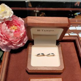 【TANZO.(鍛造指輪)の口コミ】 新郎は指輪の裏に石を、新婦はヘアラインの両サイドに石をいれました。旦…