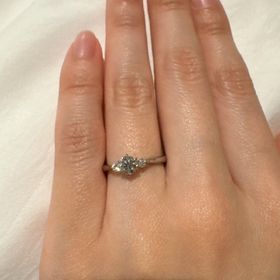 【ラザール ダイヤモンド(LAZARE DIAMOND)の口コミ】 シンプルながらも、ダイヤモンドの輝きがハッキリと分かるデザインで、と…